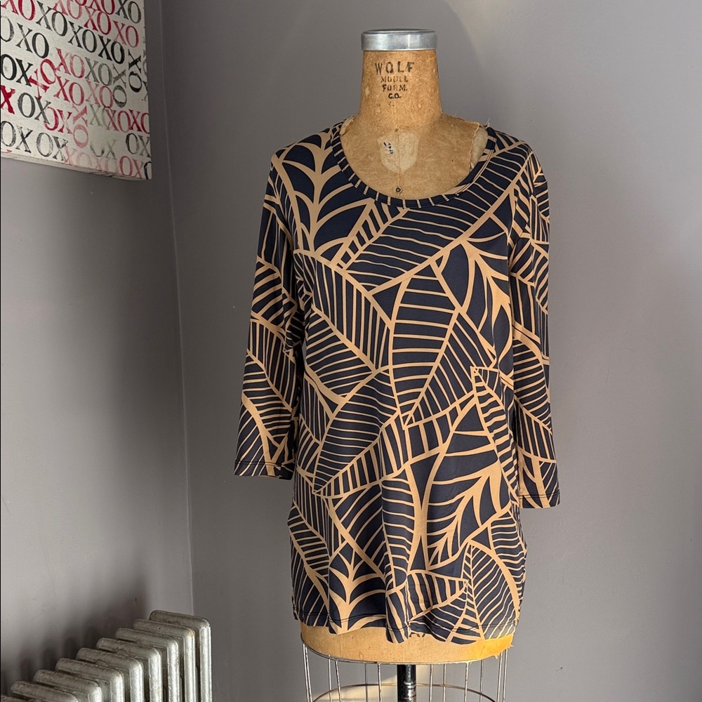 EUC J. McLaughlin Leaf Patterned Black and Tan Women's 3/4 Sleeve Tunic
